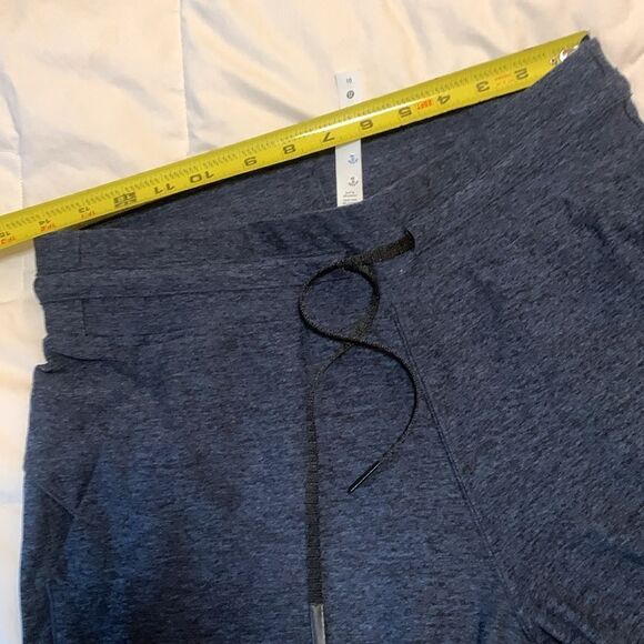 Lululemon , joggers, 7/8 length size 10, like new - Picture 10 of 12